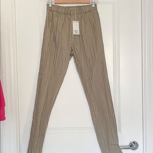Brand New WIth Tag COS Men’s Pleated Pants SIZE: 30 US